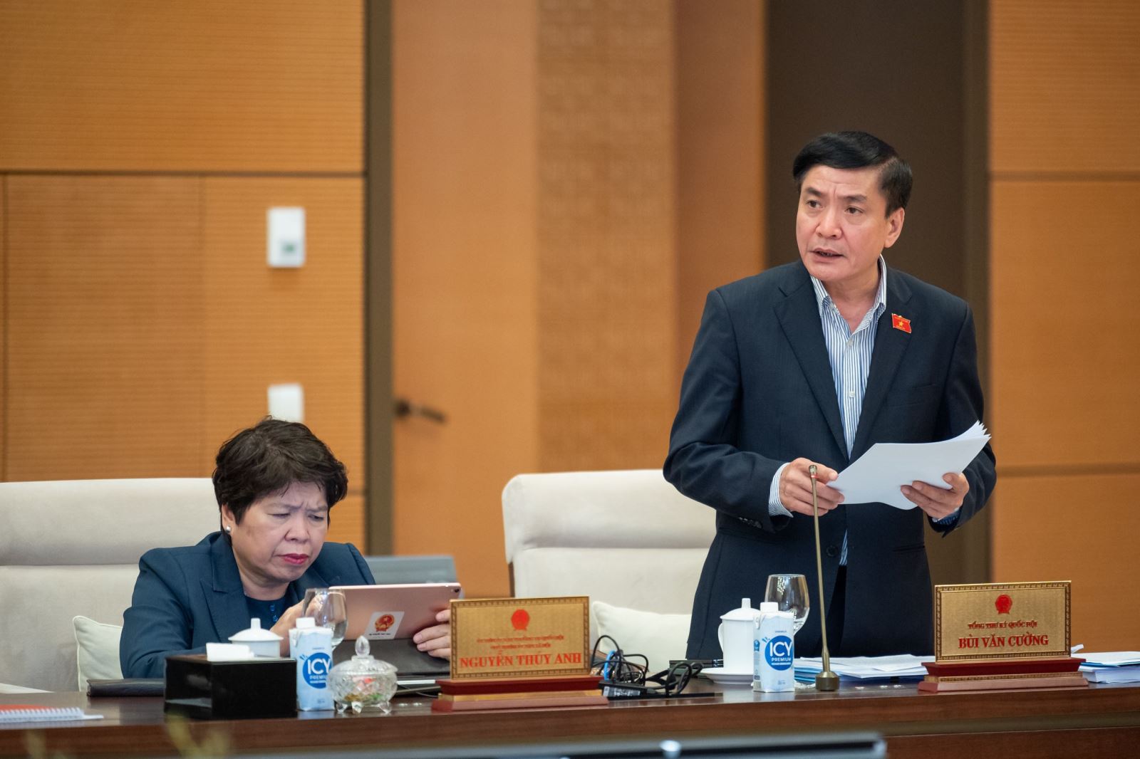 Tổng Thư ký Quốc hội, Chủ nhiệm Văn phòng Quốc hội Bùi Văn Cường trình bày Tờ trình tóm tắt về dự thảo Nghị quyết Chương trình công tác của Ủy ban Thường vụ Quốc hội năm 2024. Ảnh: Quốc hội
