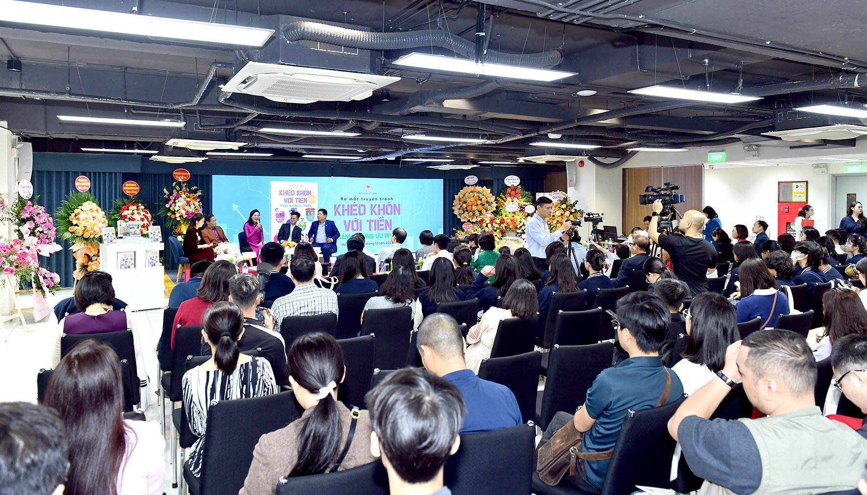 Đông đảo phụ huynh tham dự buổi ra mắt truyện tranh “Khéo khôn với tiền – Tránh những ưu phiền” tại Nhà xuất bản Kim Đồng.