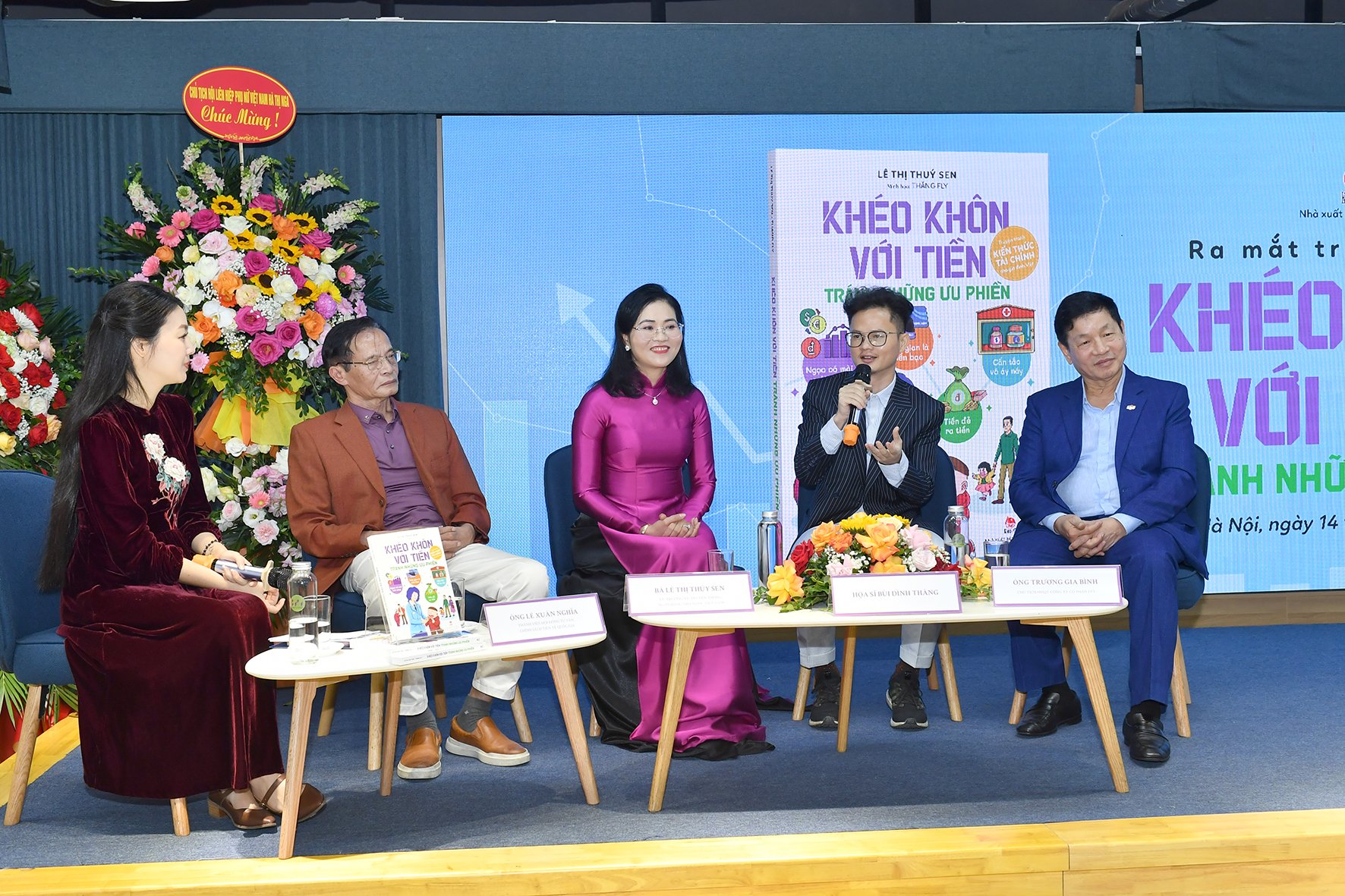 T&aacute;c giả L&ecirc; Thị Thu&yacute; Sen (ở giữa) c&ugrave;ng c&aacute;c chuy&ecirc;n gia t&agrave;i ch&iacute;nh giao lưu với độc giả.