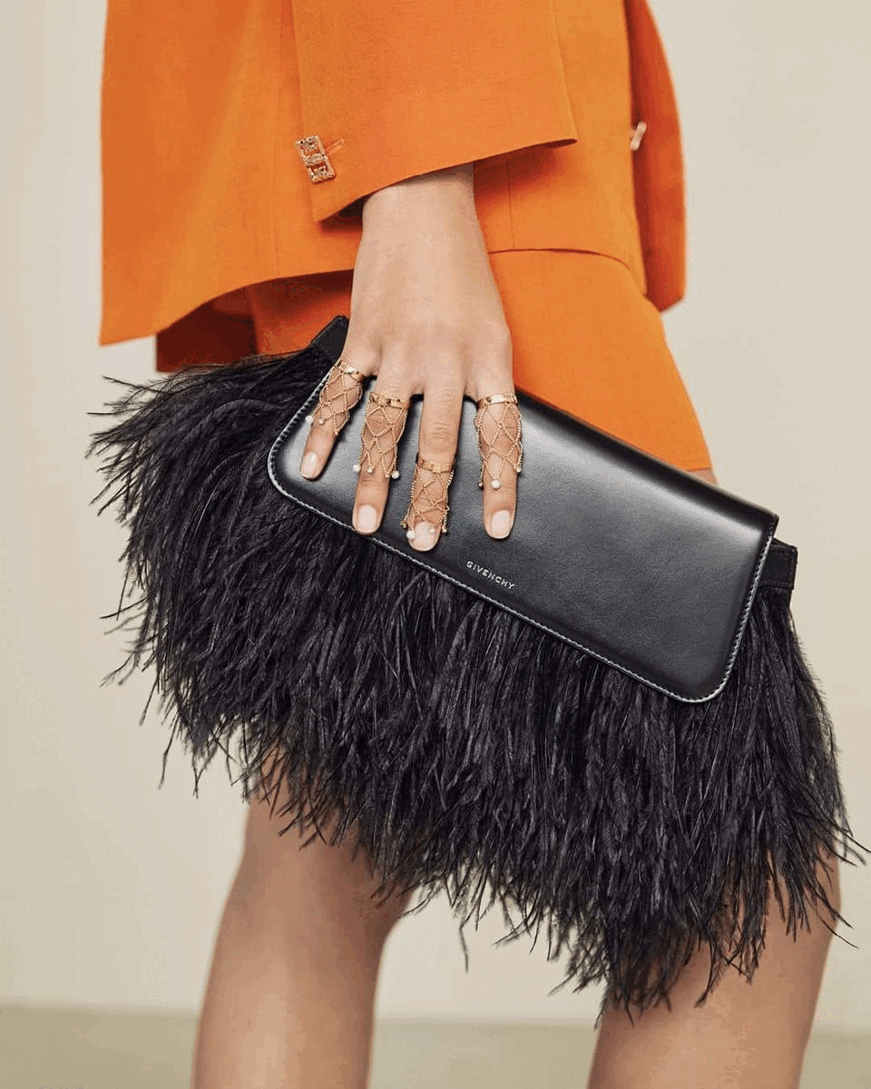 Với tư duy hiện đại v&agrave; nhanh nhạy, Williams đ&atilde; tạo ra những nốt nhạc mới về thời trang cho nh&agrave; mốt Ph&aacute;p.