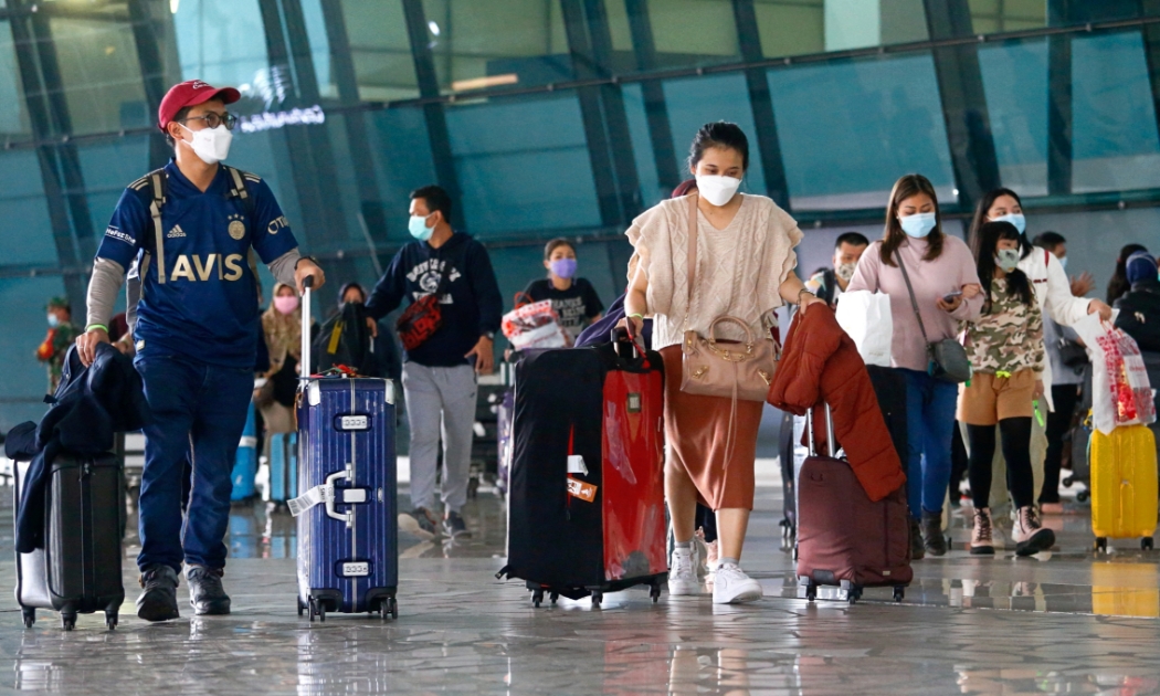 Indonesia đã lắp các máy đo thân nhiệt gần cổng nhập cảnh ở sân bay quốc tế Soekarno-Hatta của Jakarta. Ảnh: Reuters