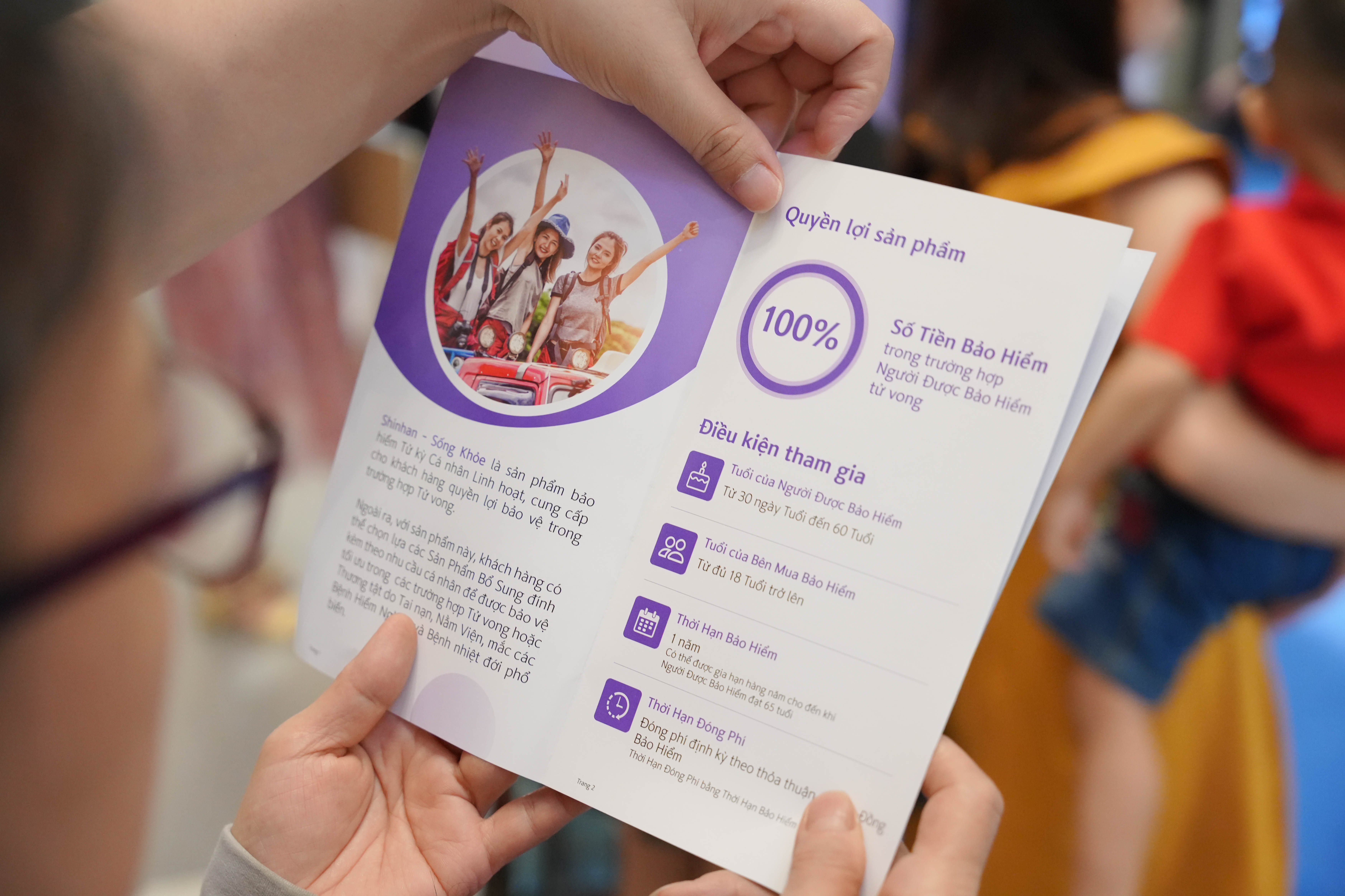 Kh&aacute;ch h&agrave;ng tham gia t&igrave;m hiểu về sản phẩm bảo hiểm sức khỏe.