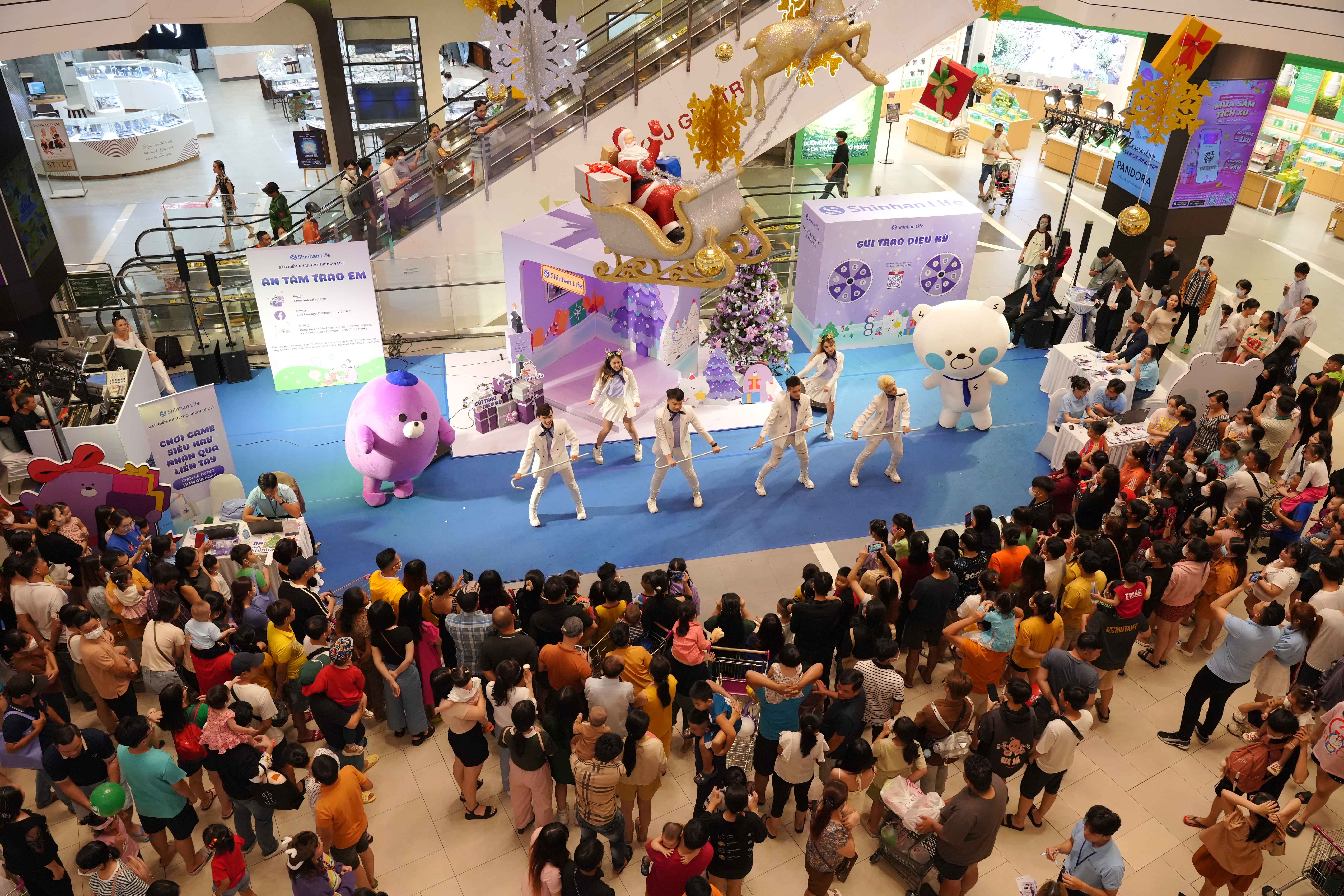 C&aacute;c sự kiện quảng b&aacute; của Shinhan Life thu h&uacute;t đ&ocirc;ng đảo sự tham gia từ c&aacute;c gia đ&igrave;nh Việt.