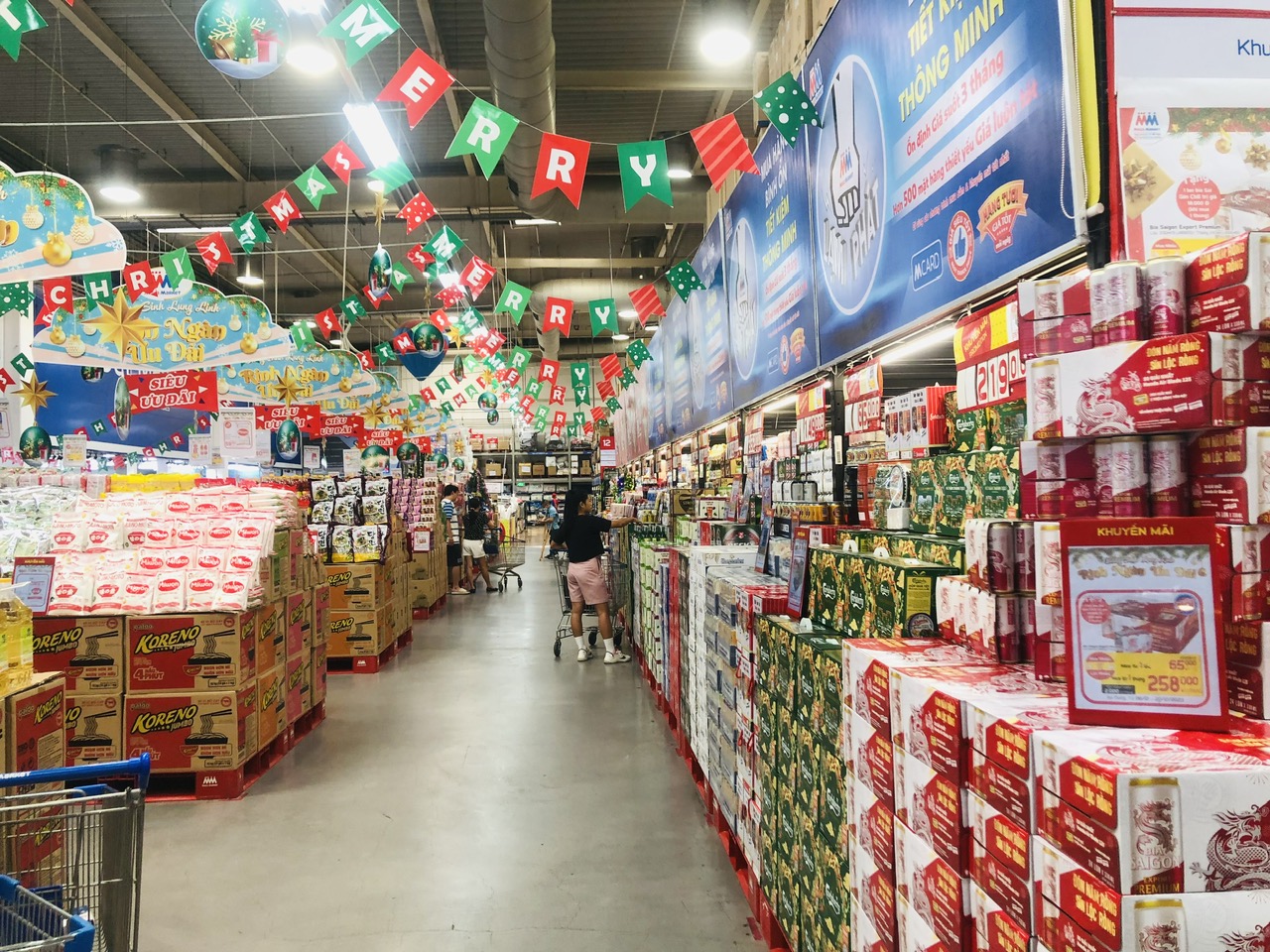 Hàng hóa phục vụ Tết Nguyên Đán Giáp Thìn 2024 được các hệ thống phân phối chuẩn bị dồi dào.