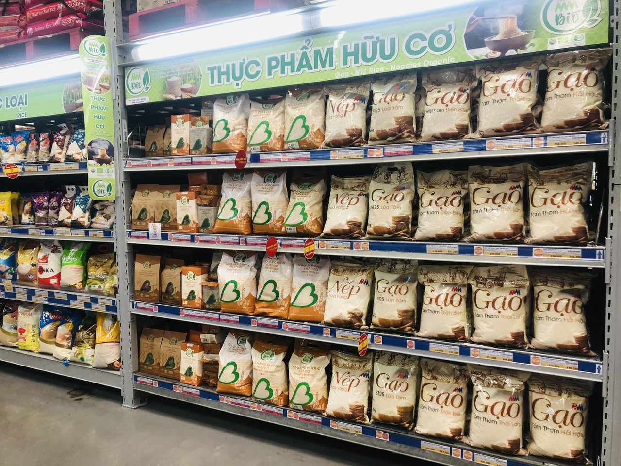 Nhiều doanh nghiệp kinh doanh l&uacute;a gạo lớn tr&ecirc;n địa b&agrave;nTP.HCM cam kết cung cấp đủ gạo trong mọi t&igrave;nh huống, gi&aacute; cả hợp l&yacute;, gạo kh&ocirc;ng chất bảo quản, chất lượng an to&agrave;n, như: Lộc Trời, Vinh Ph&aacute;t, Lương thực TP.HCM, Tấn Vương.Ảnh: PA.