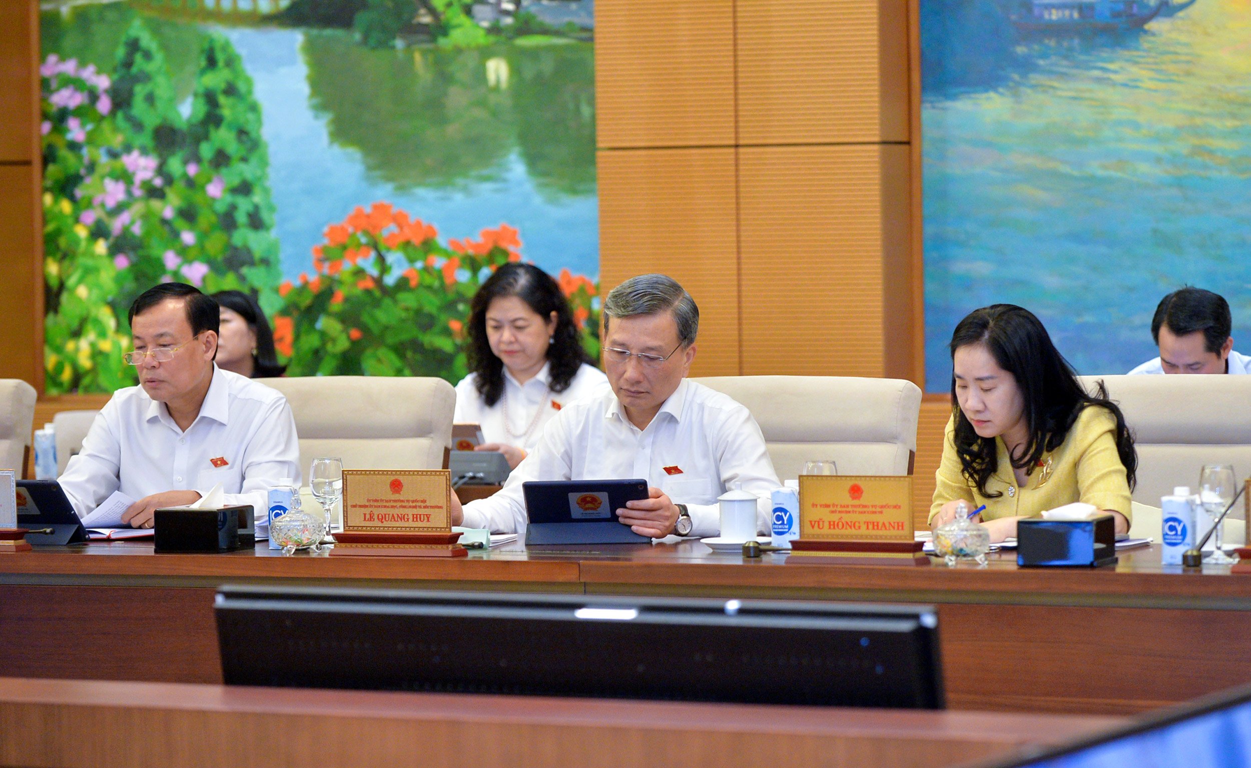 C&aacute;c đại biểu thảo luận. Ảnh: Quốc hội