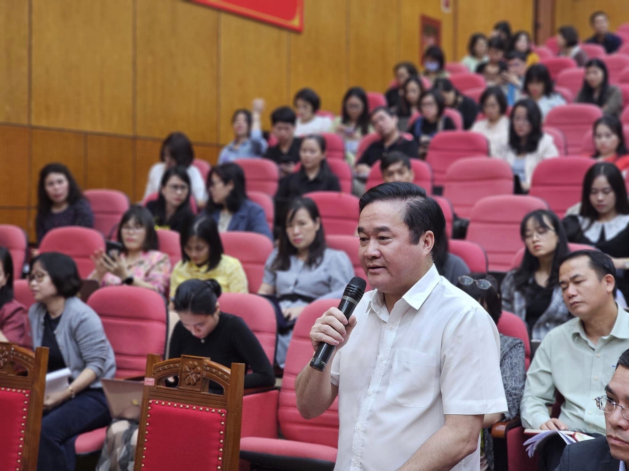 TS. Hoàng Minh Đức, Phó Cục trưởng phụ trách, quản lý, điều hành Cục Y tế dự phòng (Bộ Y tế) trao đổi tại họp báo.
