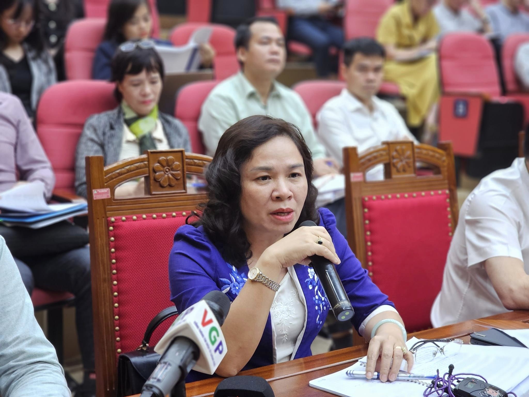 PGS. TS Dương Thị Hồng, Phó Viện trưởng Viện Vệ sinh dịch tễ Trung ương trao đổi về tình trạng thiếu vaccine. 