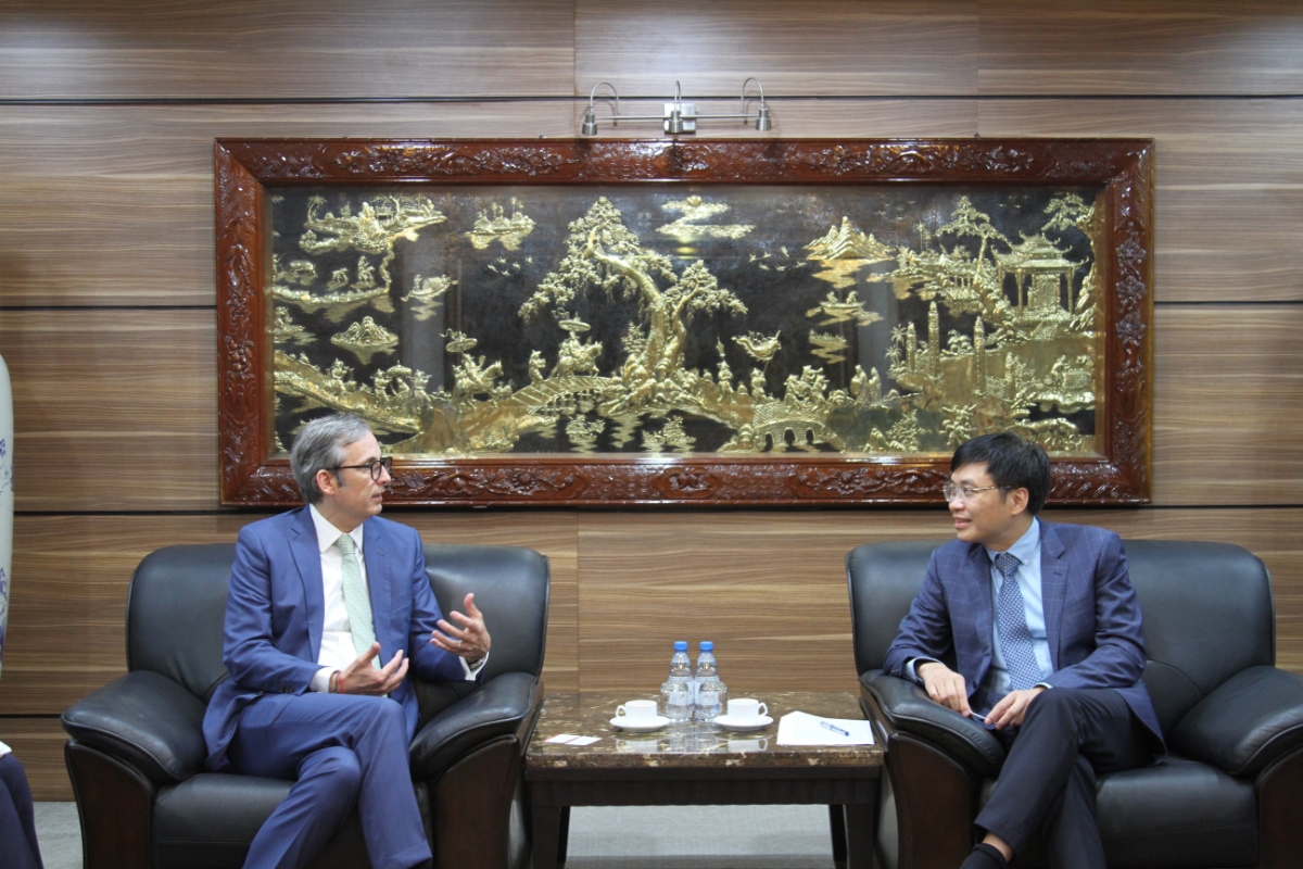 Phó Tổng Giám đốc SCIC Lê Thanh Tuấn đón tiếp đoàn công tác của Ngân hàng HSBC.