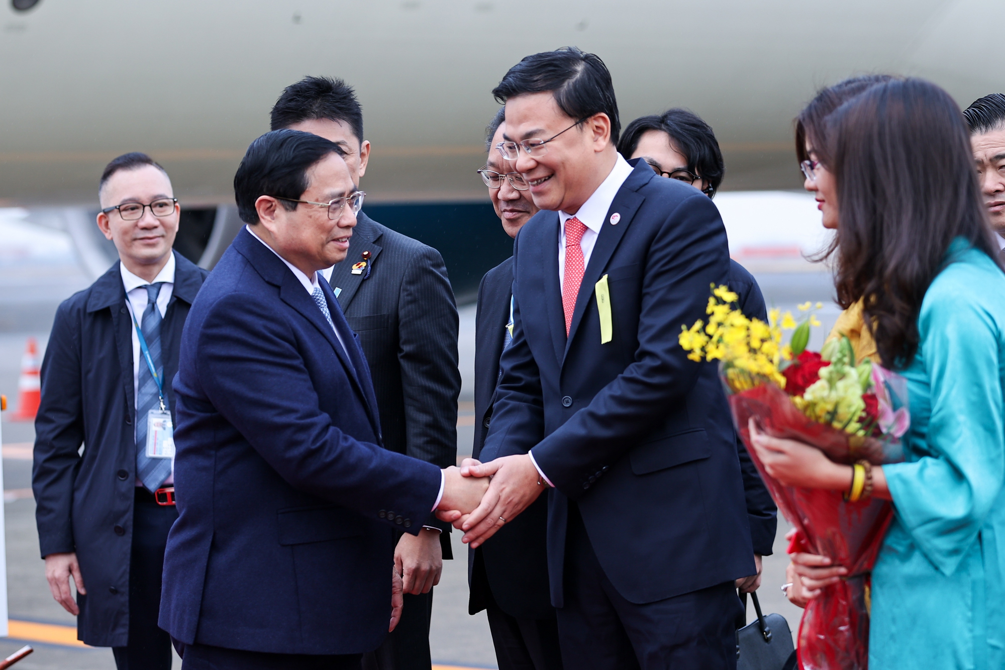 Đại sứ Việt Nam tại Nhật Bản Phạm Quang Hiệu đón Thủ tướng Phạm Minh Chính tại sân bay quốc tế Haneda ở Thủ đô Tokyo. Ảnh: VGP.