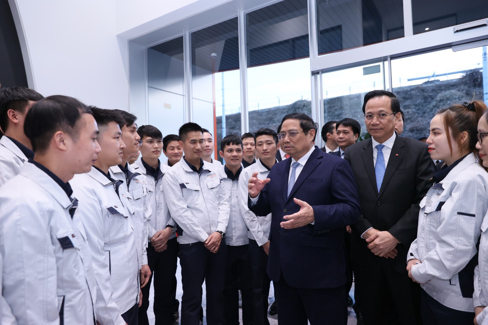Thủ tướng nói chuyện với các lao động người Việt Nam tại Công ty Shibata Gousei. Ảnh: VGP