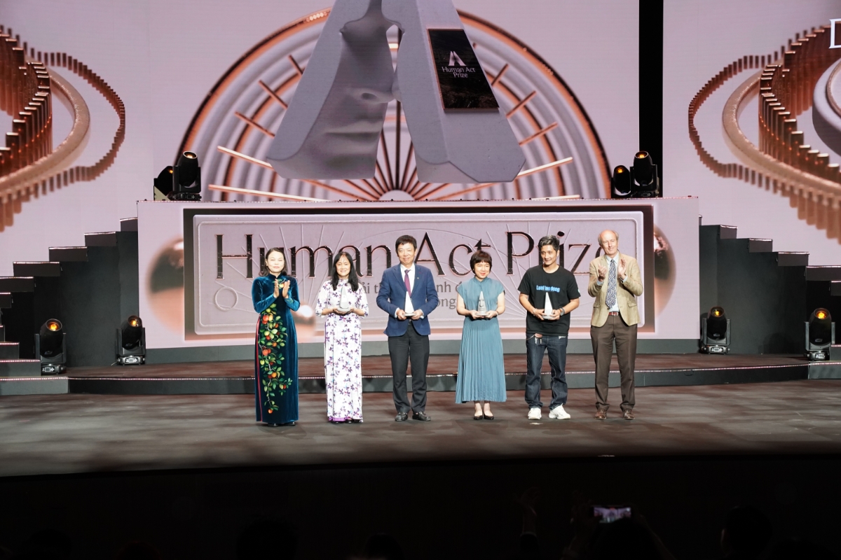 VNA được trao tặng giải thưởng Human Act Prize cho hạng mục Dự án Bền bỉ Cùng Sen Vàng kết nối yêu thương.