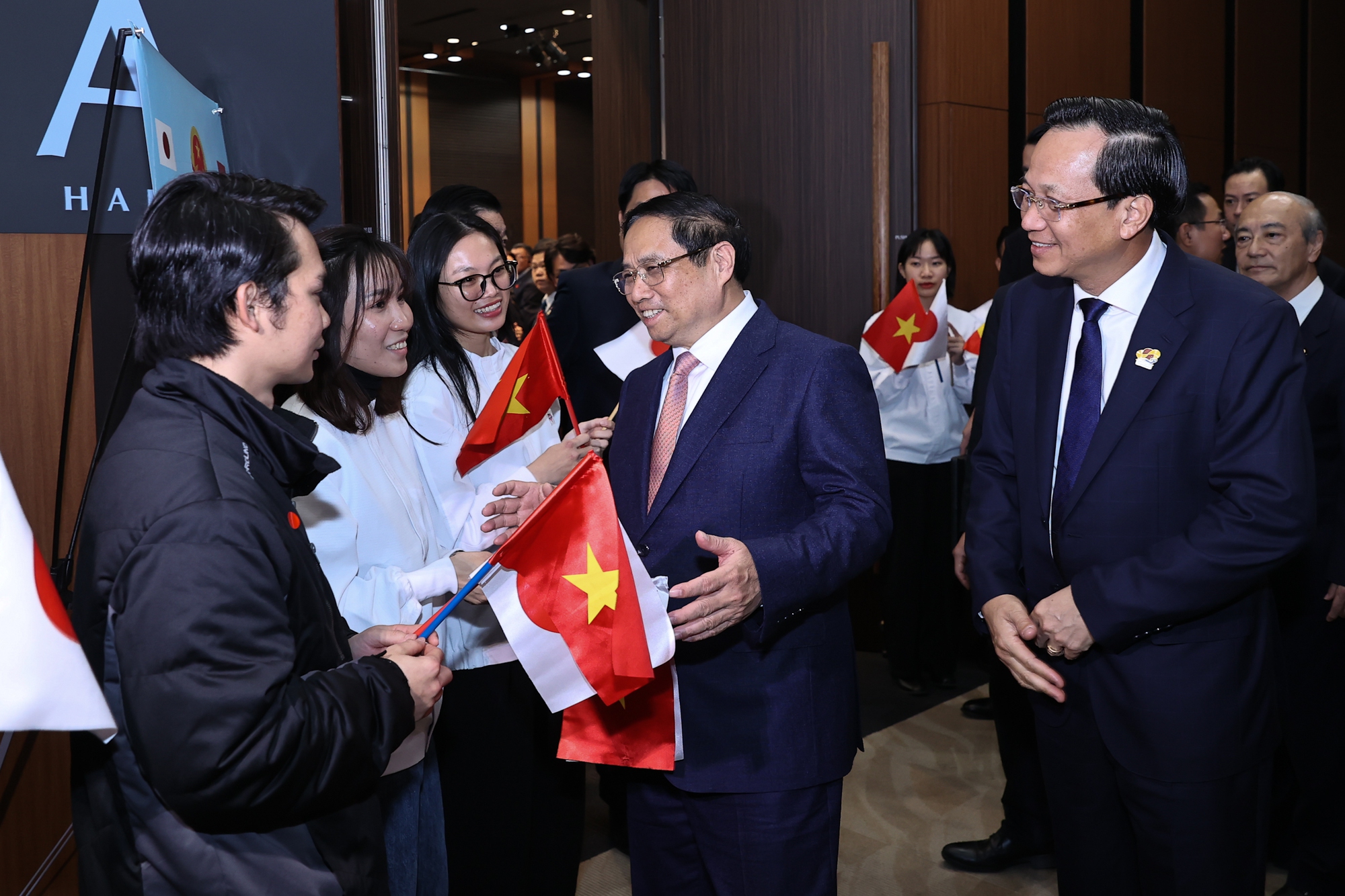 Thủ tướng gặp gỡ, trao đổi với các thực tập sinh, lao động người Việt Nam đang làm việc và học tập tại Nhật Bản trước khi dự Diễn đàn hợp tác lao động Việt Nam-Nhật Bản. Ảnh: VGP.