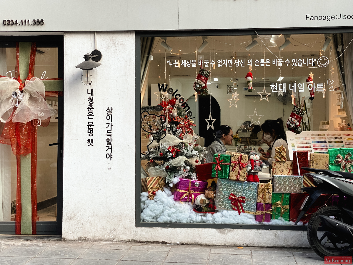 Ngay cả những tiệm kinh doanh nhỏ cũng muốn trang tr&iacute; mặt tiền sao cho thật tươi vui, ấn tượng.