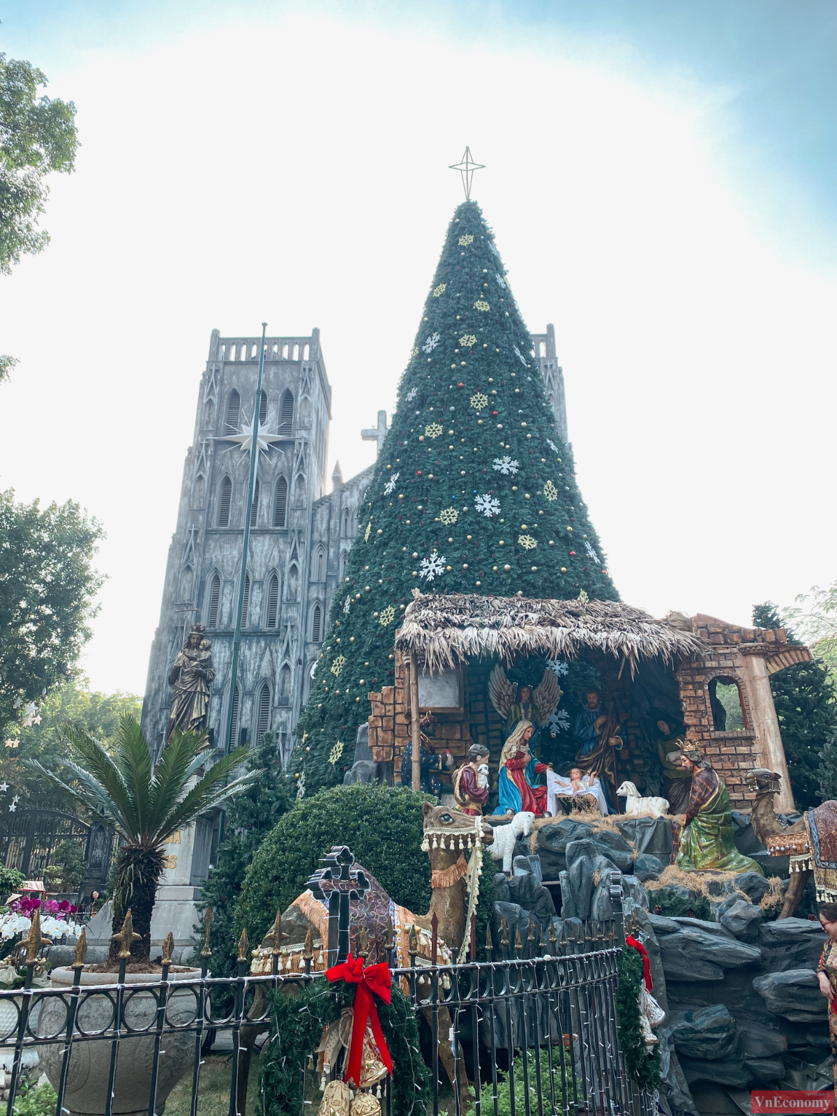 Được biết, c&ocirc;ng t&aacute;c trang tr&iacute; Nh&agrave; thờ Lớn được thực hiện từ đầu th&aacute;ng 12. C&acirc;y th&ocirc;ng Noel lớn được dựng ngay trước cửa Nh&agrave; thờ Lớn H&agrave; Nội đi k&egrave;m với tiểu cảnh hang đ&aacute; m&ocirc; phỏng&nbsp;qu&aacute; tr&igrave;nh ra đời của Ch&uacute;a h&agrave;i đồng.