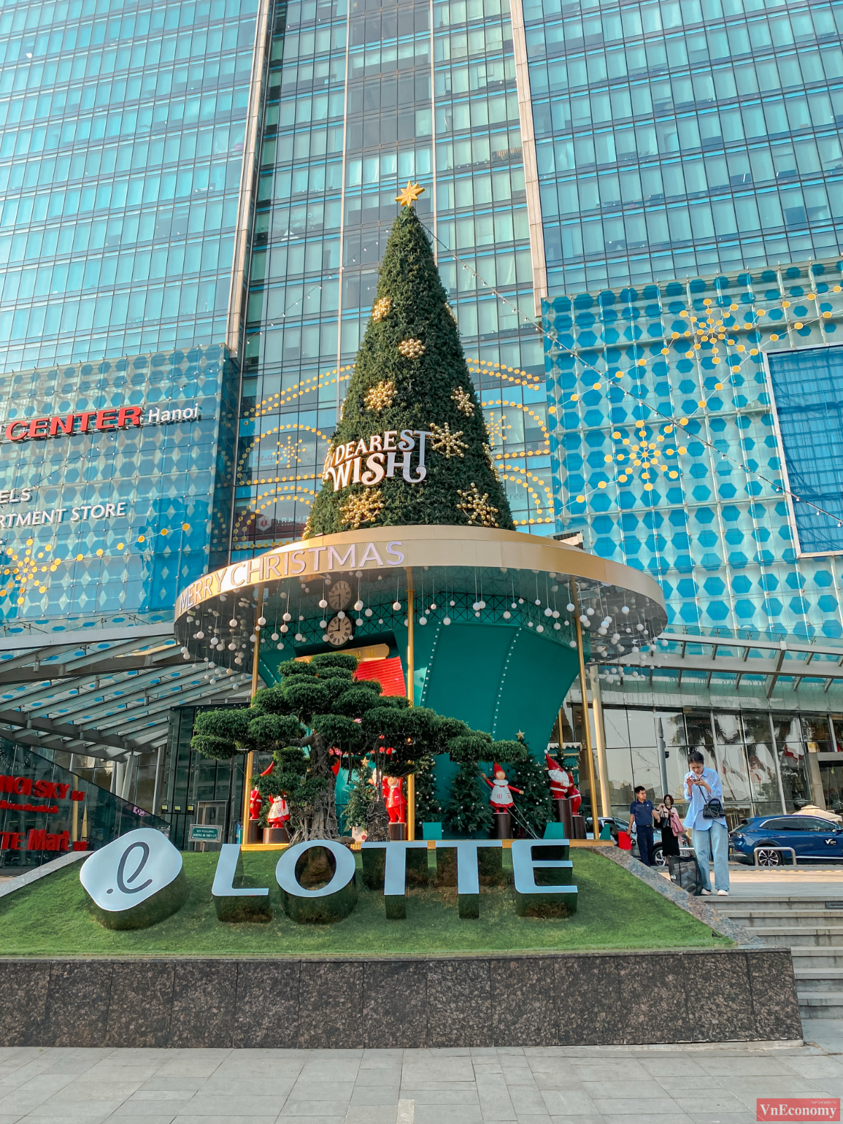 Lotte Mall Liễu Giai được trang tr&iacute; kh&aacute;c hẳn với mọi năm, nổi bật với c&acirc;y th&ocirc;ng khổng lồ cao khoảng 10m ngay trước sảnh to&agrave; nh&agrave; l&agrave;m s&aacute;ng rực cả một g&oacute;c phố.