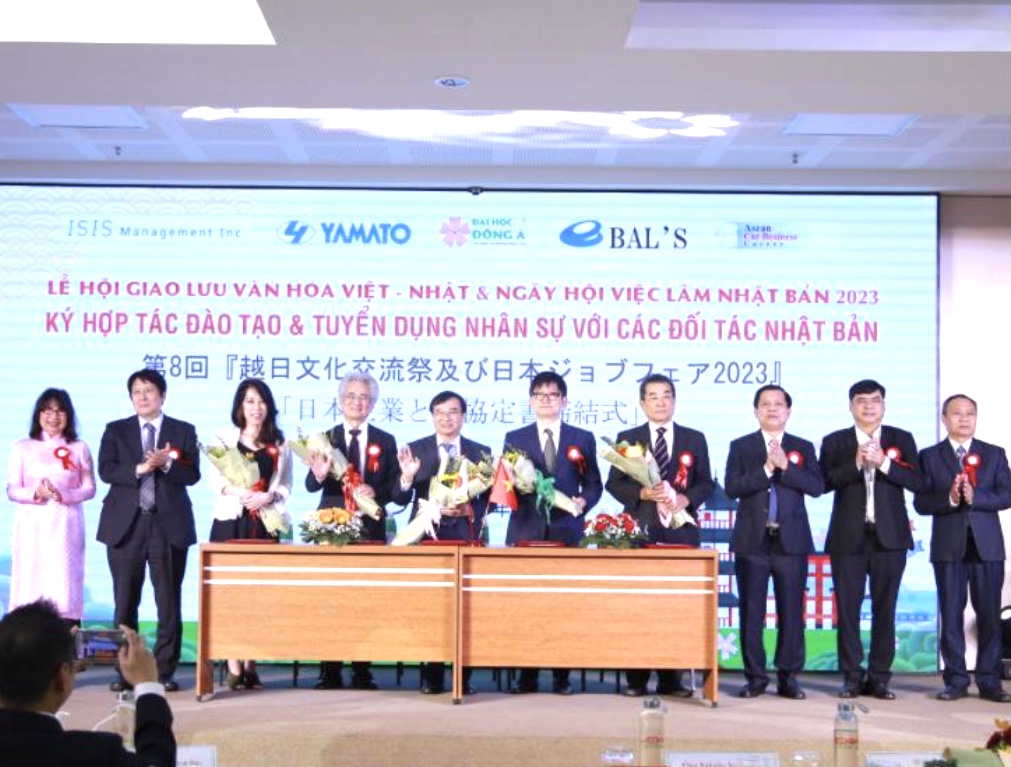 Ngoài việc hợp tác đào tạo nhan lực chất lượng cao, Đại học Đông Á cũng đã tổ chức nhiều cuộc giao lưu và Ngày hội việc làm với các đối tác Nhật Bản, đưa hàng trăm sinh viên đến làm việc tại Nhật Bản. Ảnh Ngô Anh Văn