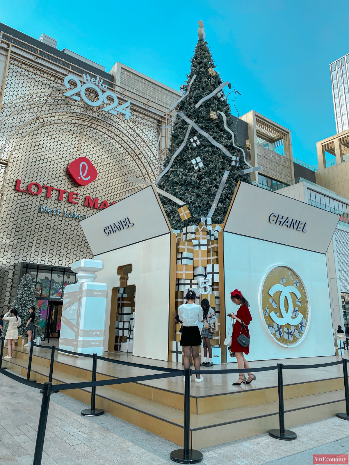 Tại Lotte Mall T&acirc;y Hồ, nơi bắt đầu trang tr&iacute; Gi&aacute;ng sinh từ rất sớm, nay cũng đ&atilde;&nbsp; ho&agrave;n tất c&aacute;c hạng mục &aacute;nh s&aacute;ng v&agrave; trang tr&iacute; tại kh&ocirc;ng gian trong nh&agrave; cũng như ngo&agrave;i trời.