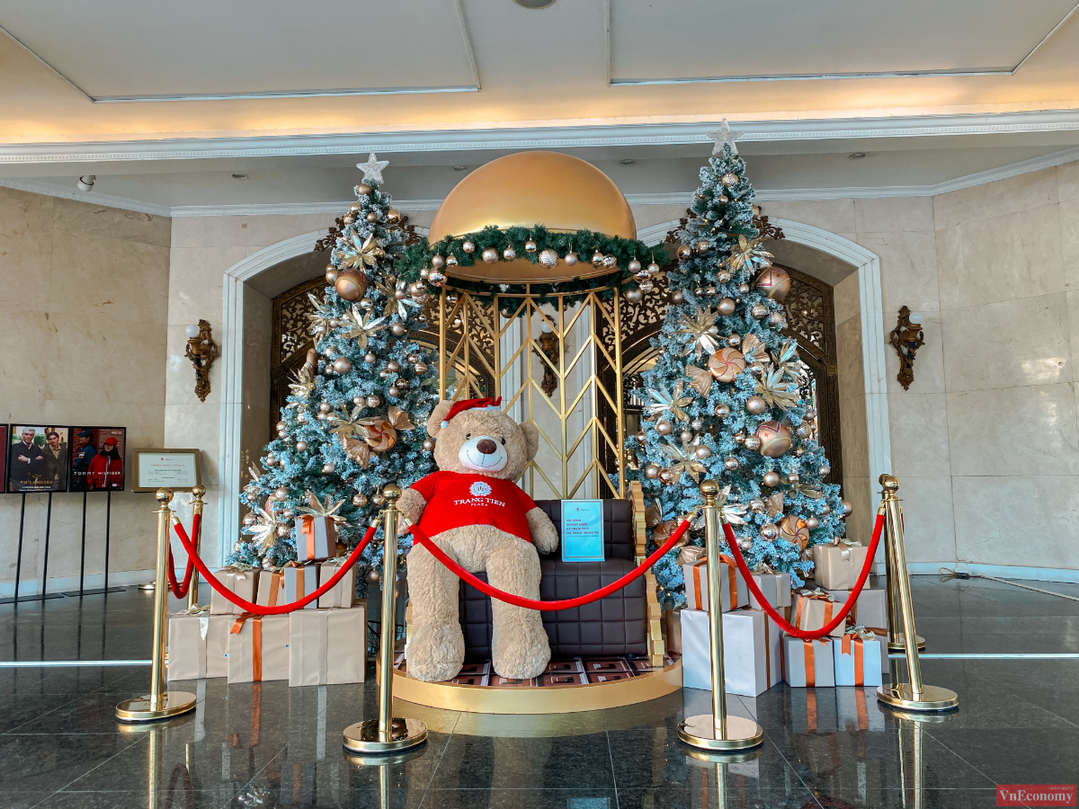 Một ch&uacute; gấu b&ocirc;ng với m&agrave;u đỏ đặc trưng của Noel trước cửa Tr&agrave;ng Tiền Plaza.
