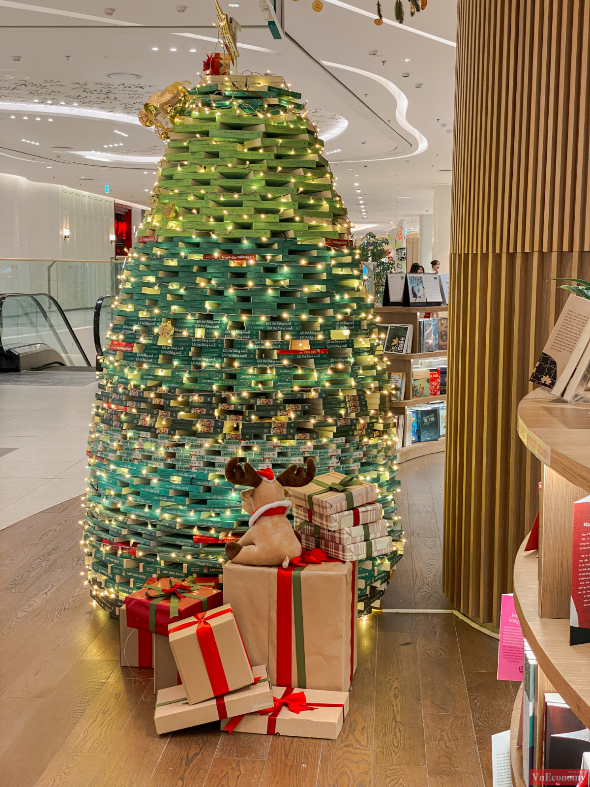 Một c&acirc;y th&ocirc;ng bằng s&aacute;ch v&ocirc; c&ugrave;ng ấn tượng tại Nh&atilde; Nam bookstore.