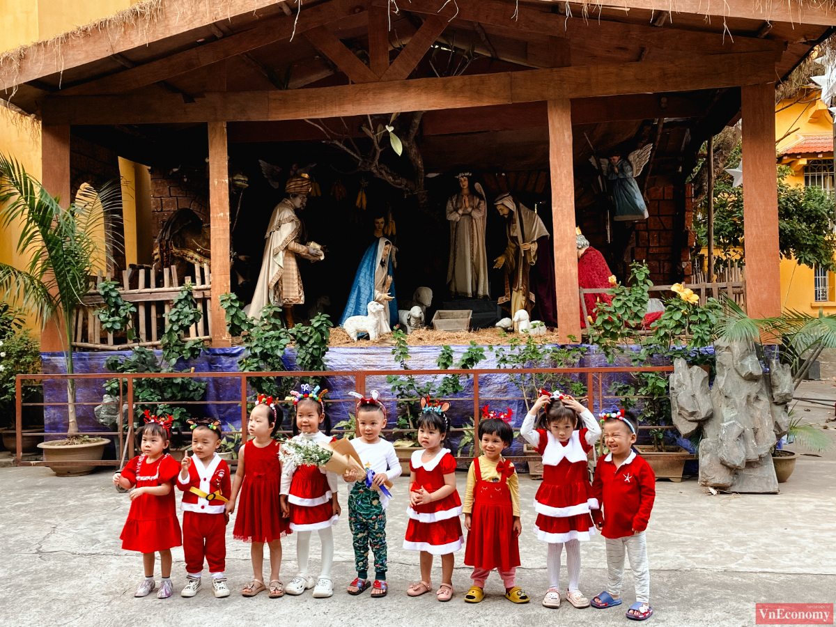 Những em b&eacute; diện trang phục Noel dễ thương ho&agrave; c&ugrave;ng kh&ocirc;ng kh&iacute; Gi&aacute;ng sinh.