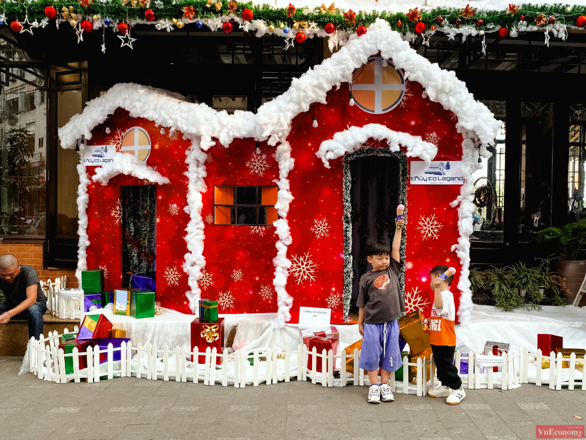 Một &ldquo;ng&ocirc;i nh&agrave; tuyết&rdquo; ngay tr&ecirc;n vỉa h&egrave; Hồ Gươm, trước cửa h&agrave;ng kem Thuỷ Tạ thu h&uacute;t nhiều gia đ&igrave;nh dừng lại check-in.