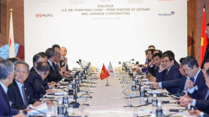 Prime Minister  meets with Japanese corporations in Tokyo