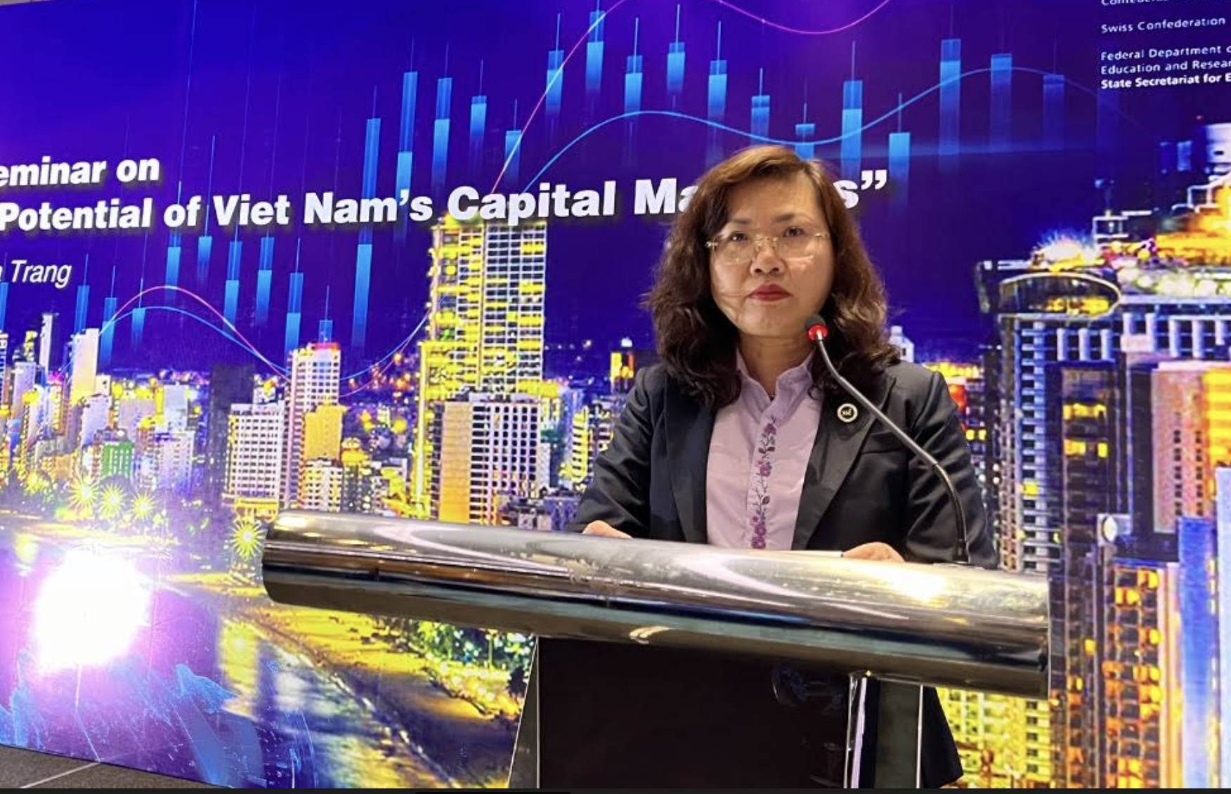Chủ tịch Uỷ ban Chứng khoán nhà nước Vũ Thị Chân Phương tham dự hội thảo. 