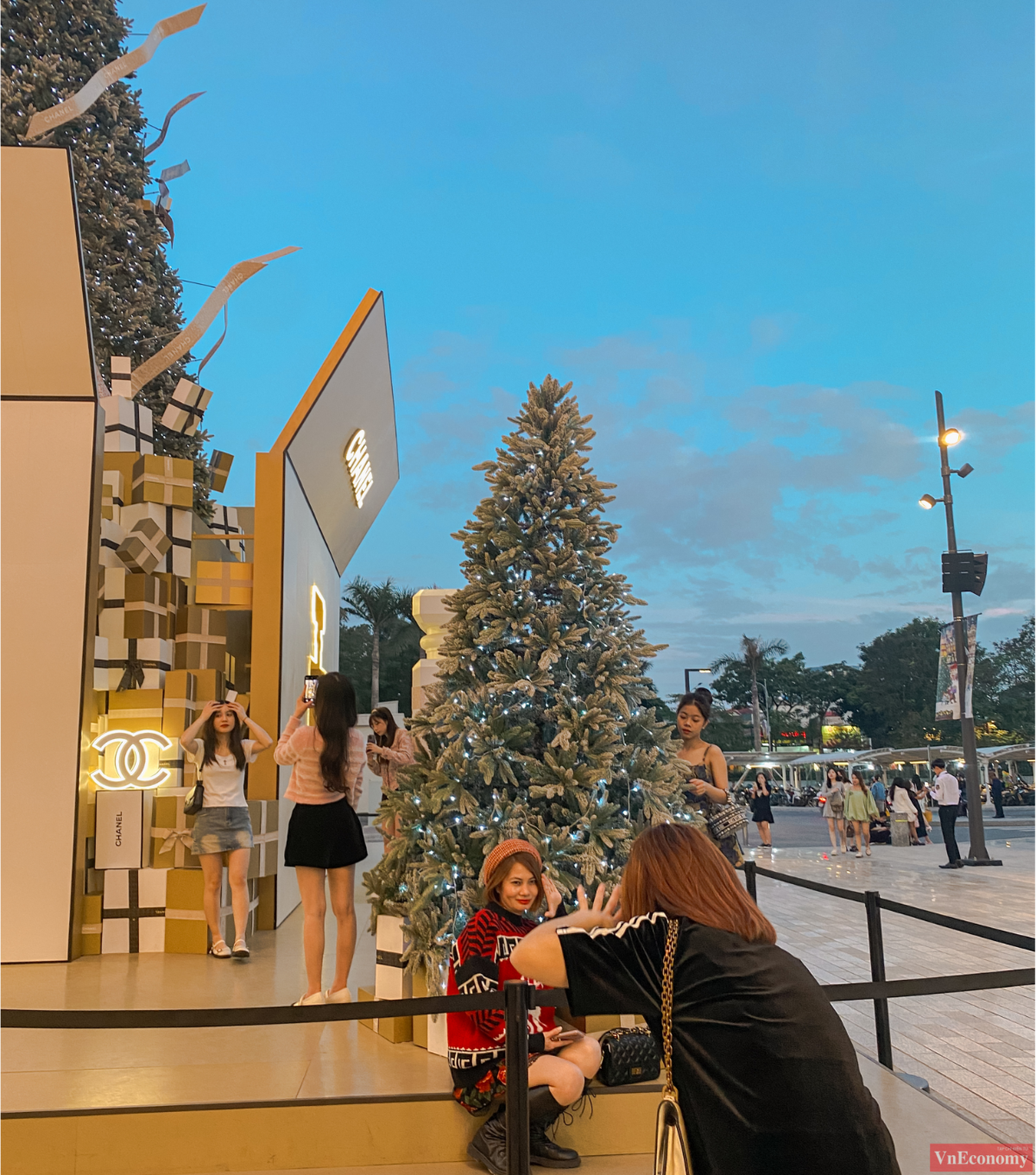 Những g&oacute;c phố lấp l&aacute;nh, rộn r&agrave;ng dường như cũng khiến l&ograve;ng người những ng&agrave;y n&agrave;y dễ trở n&ecirc;n hứng khởi hơn.