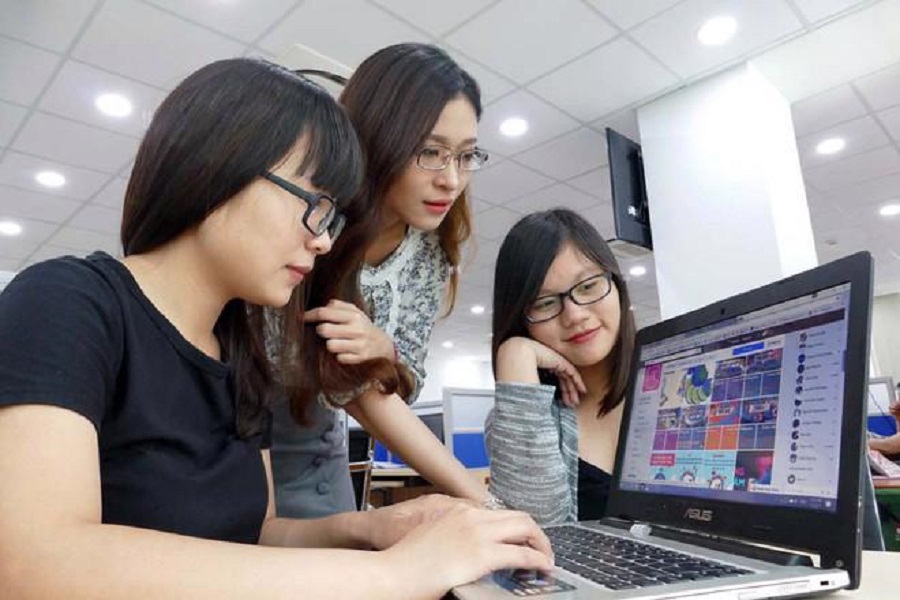 Mua sắm trực tuyến ngày càng trở nên phổ biến ở giới trẻ.