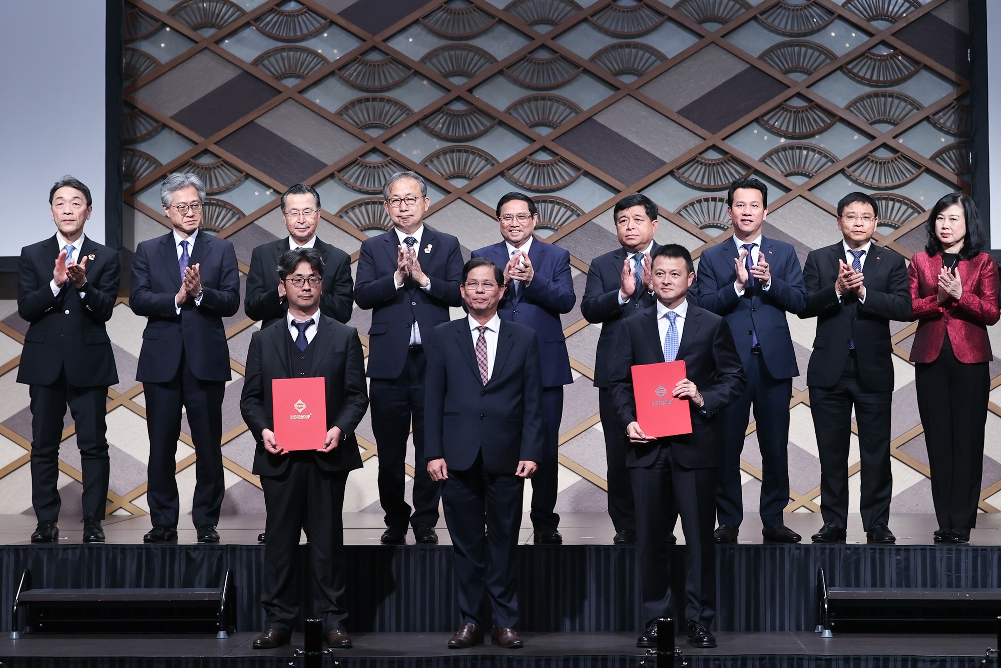 Thủ tướng chứng kiến Tập đoàn Sun Group trao thỏa thuận hợp tác xây dựng tại khu kinh tế Vân Phong với Tập đoàn Taisei, trao thỏa thuận hợp tác đầu tư các cơ sở y tế, chăm sóc sức khỏe với Well Group tại khu kinh tế Vân Phong…Ảnh: VGP.