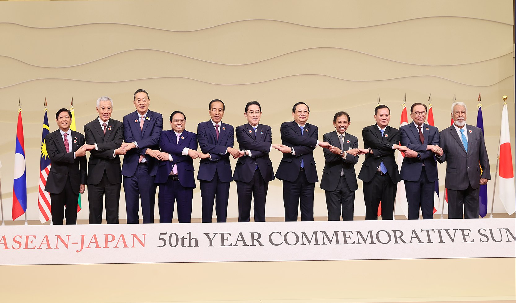 Thủ tướng Nhật Bản Kishida Fumio và Trưởng đoàn các nước ASEAN tham dự Hội nghị cấp cao kỷ niệm 50 năm quan hệ ASEAN - Nhật Bản chụp ảnh chung. Ảnh: VGP. 