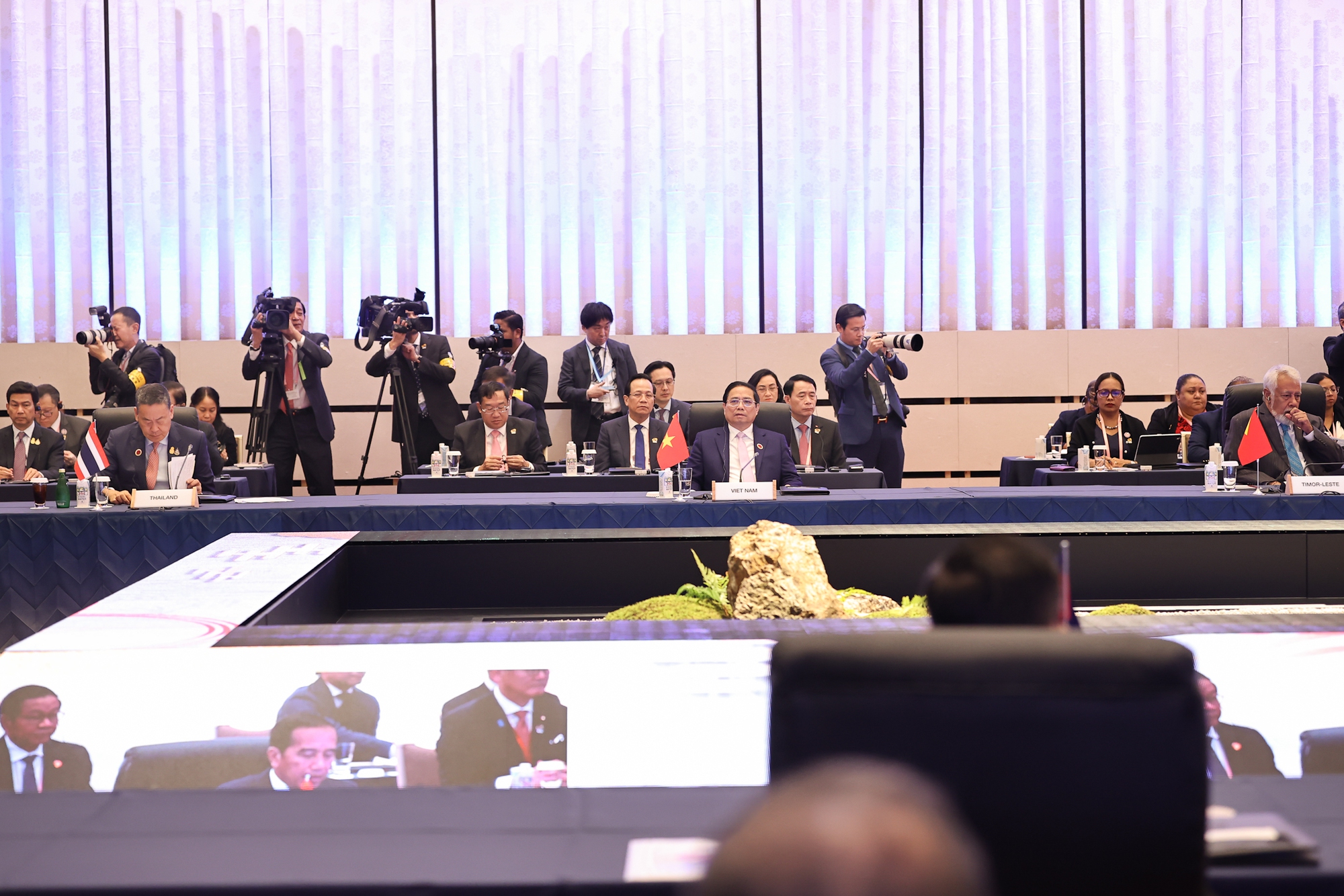 Thủ tướng Phạm Minh Ch&iacute;nh nhấn mạnh 4 kết nối, trong đ&oacute; đề nghị hai b&ecirc;n tăng cường kết nối về kinh tế, thương mại, đầu tư, coi đ&acirc;y l&agrave; trọng t&acirc;m v&agrave; động lực ph&aacute;t triển của quan hệ Đối t&aacute;c chiến lược to&agrave;n diện ASEAN &ndash; Nhật Bản. Ảnh: VGP.