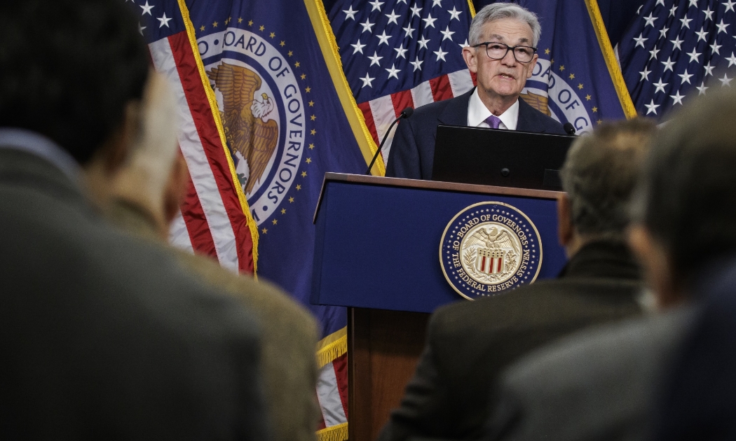 Chủ tịch Fed Jerome Powell tại họp báo sau cuộc họp chính sách tiền tệ của Fed hôm 13/12 - Ảnh: Bloomberg.