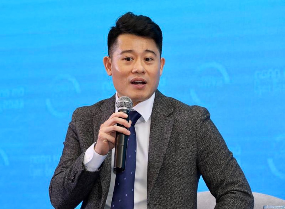 Ông Nguyễn Hoàng Long, Phó tổng giám đốc CTCP Thanh toán Quốc gia Việt Nam (NAPAS), cho biết xu hướng ngân hàng mở trên thế giới đã phát triển mạnh mẽ ở Châu Âu cũng như Châu Á tại các nước như Nhật Bản, Hàn Quốc, Singapore,... ,kể cả những nước láng giềng của Việt Nam là Philipin cũng triển khai rất mạnh. Hiện nay ở Việt Nam, theo tôi biết, việc phát triển ngân hàng mở mang tính tự phát do giữa các bên ngân hàng cung cấp hệ thống Open API để chia sẻ dữ liệu cho các bên thứ ba để triển khai dịch vụ.