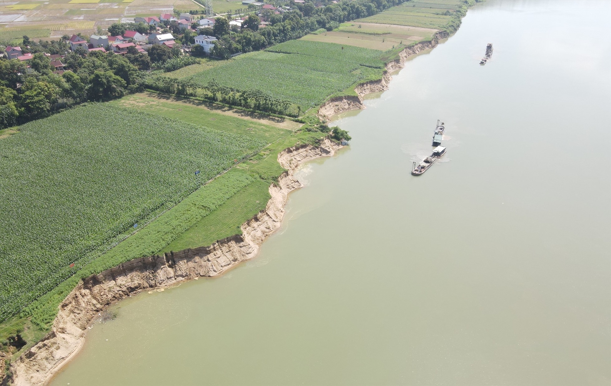 T&igrave;nh trạng sạt lở bờ s&ocirc;ng M&atilde; nghi&ecirc;m trọng, tại x&atilde; Vĩnh H&ograve;a, huyện Vĩnh Lộc, tỉnh Thanh H&oacute;a