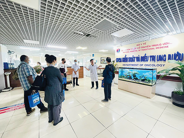 Số lượt người từ các nước lân cận trong khu vực sang Việt Nam chữa bệnh đang ngày càng tăng.