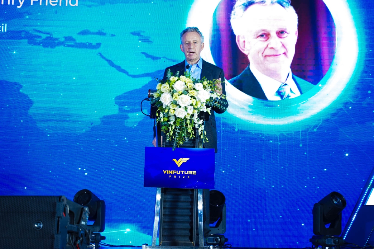 GS. Richard Friend, Nguy&ecirc;n Gi&aacute;m đốc Chương tr&igrave;nh Winton về Vật l&yacute; Bền vững của Trung t&acirc;m Maxwell thuộc Đại học Cambridge (Vương Quốc Anh).