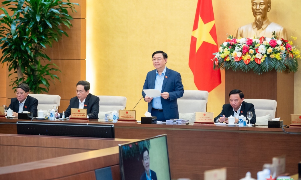 Chủ tịch Quốc hội Vương Đình Huệ phát biểu điều hành phiên họp chiều 18-12 của Ủy ban Thường vụ Quốc hội. Ảnh: QĐND