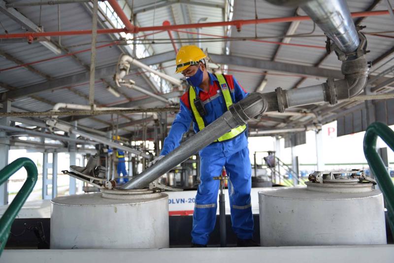 Lượng hàng dự trữ "mỏng" dẫn tới điều tiết khó khăn khi nhu cầu xăng dầu tăng vọt vào nhiều thời điểm.