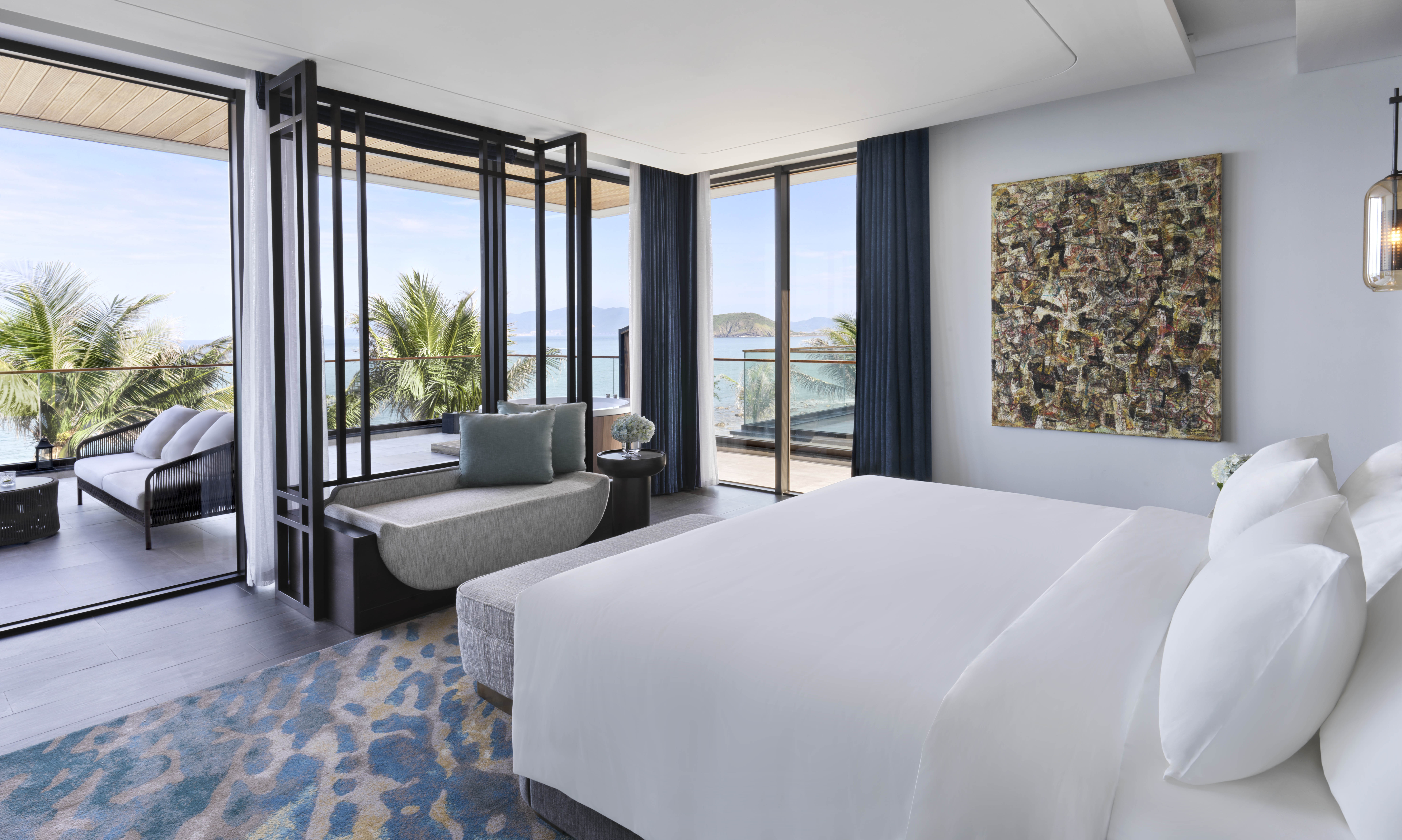 Oceanfront Pool Villa với tầm nh&igrave;n ph&oacute;ng kho&aacute;ng ra đại dương.