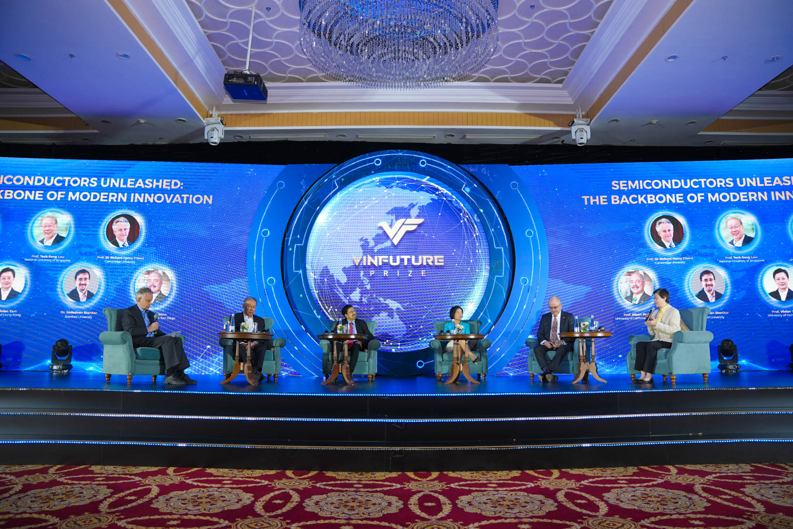 Các chuyên gia tại tọa đàm "Công nghệ bán dẫn: Nền tảng của thế giới hiện đại".