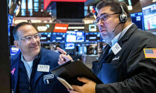 Chứng khoán Mỹ tăng điểm nhờ lạc quan lãi suất, giá dầu nhảy gần 2% sau vụ tấn công ở Biển Đỏ