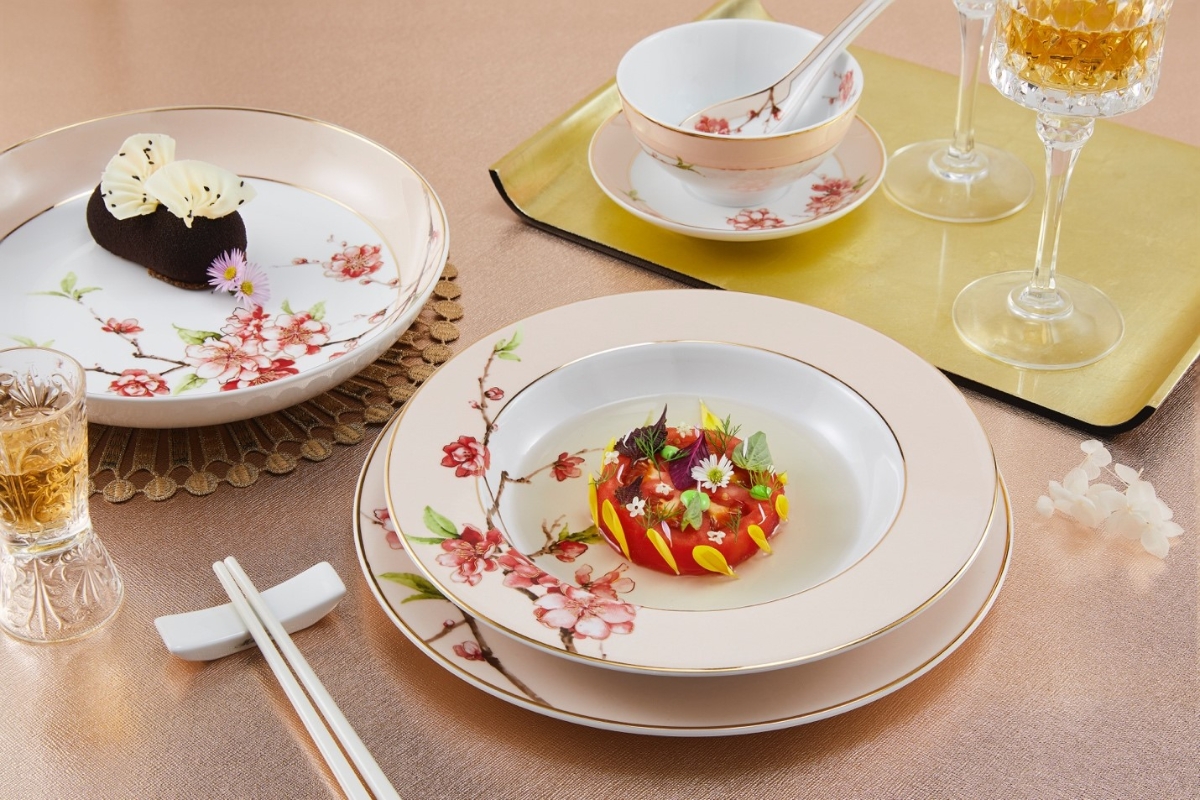 Bộ đồ ăn Hoa Đ&agrave;o mang &yacute; nghĩa thịnh vượng v&agrave; may mắn.