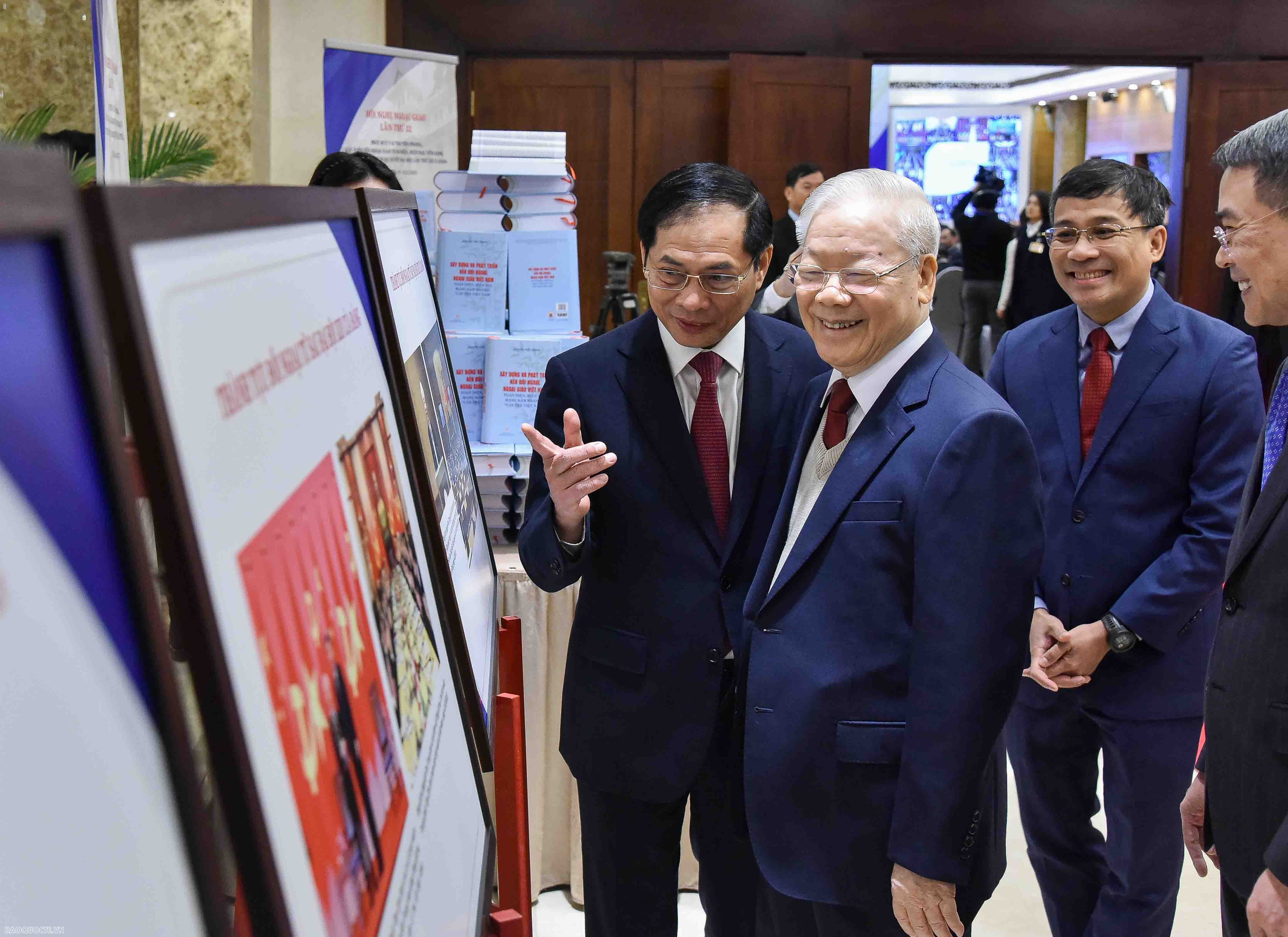 Tổng Bí thư Nguyễn Phú Trọng tham quan triển lãm ảnh về các hoạt động đối ngoại. Ảnh: Báo Thế giới và Việt Nam.