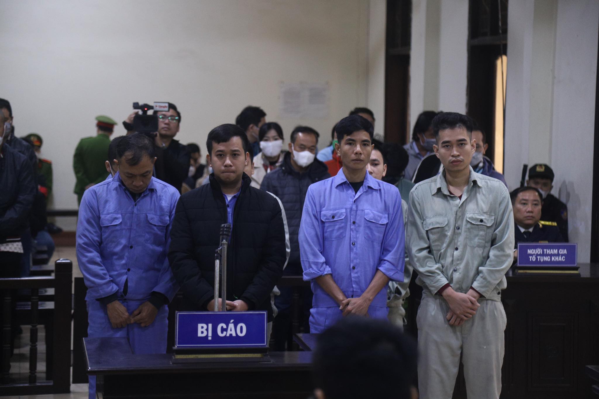 Các bị cáo hầu tòa.