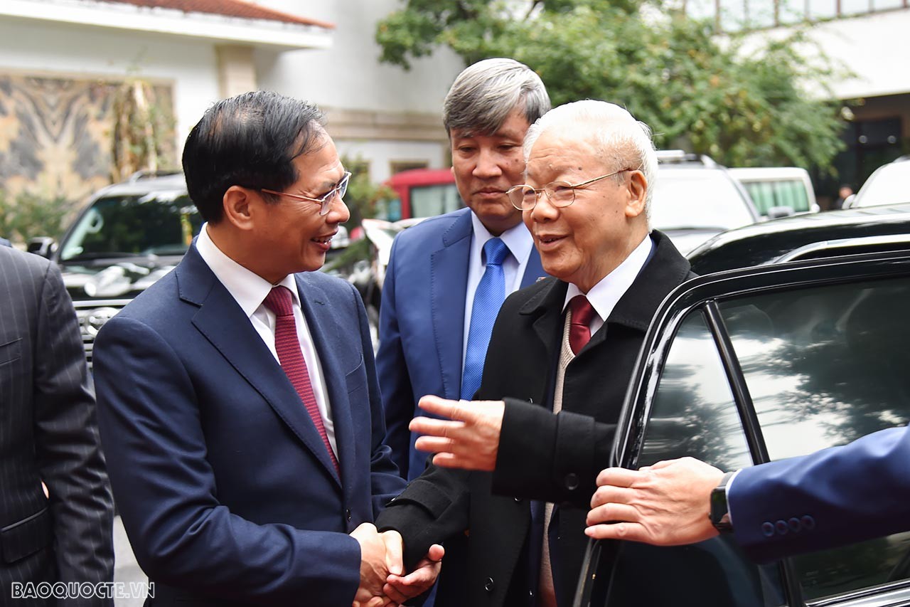 Bộ trưởng Bộ Ngoại giao Bùi Thanh Sơn đón Tổng Bí thư Nguyễn Phú Trọng đến dự Hội nghị Ngoại giao 32. Ảnh: Báo Thế giới và Việt Nam.