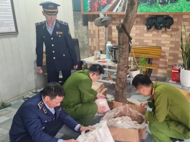 523 kg sản phẩm thịt lợn đông lạnh không rõ nguồn gốc xuất xứ tại Công ty TNHH xuất nhập khẩu thực phẩm sạch Ngọc Khang. (Ảnh: DMS)