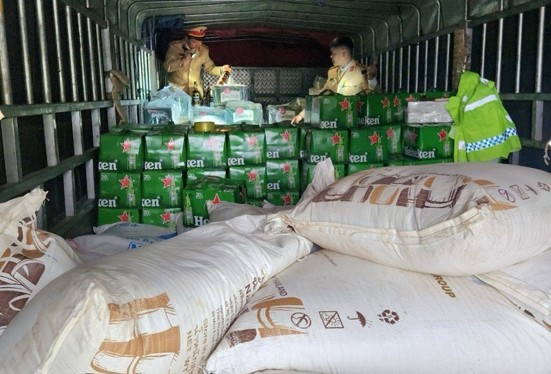 Phòng CSGT Công an Hà Tĩnh phát hiện 150 thùng bia Heineken và nhiều hàng hóa không rõ nguồn gốc