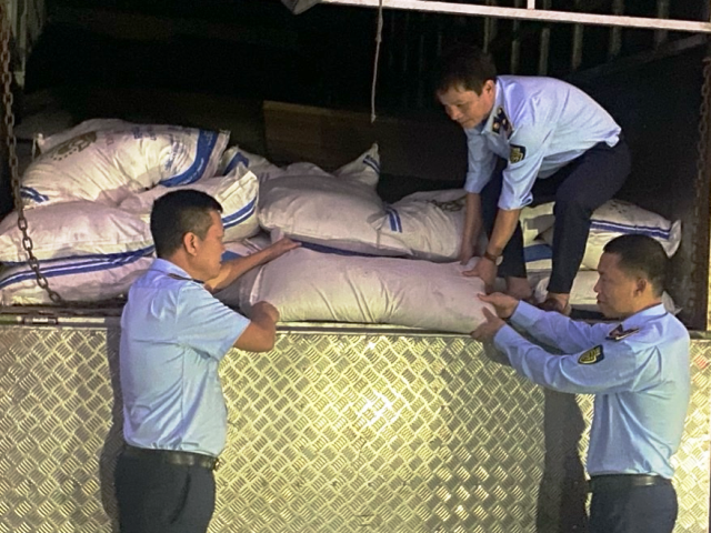 Lực lượng chức năng Hà Tĩnh kiểm đếm số đường nhập lậu trên 2 phương tiện vận tải (Ảnh: DMS)